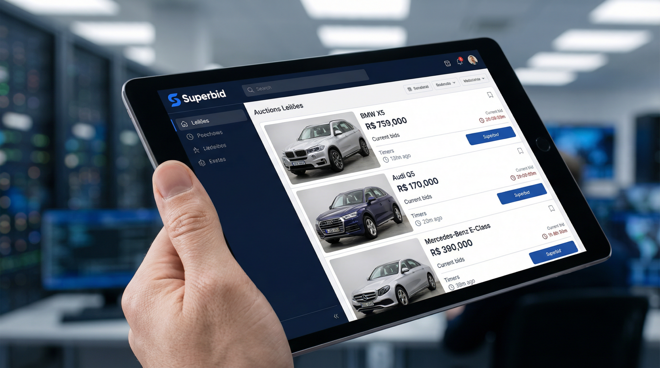 Interface da plataforma de leilões Superbid sendo exibida em um tablet, com foco nos carros.